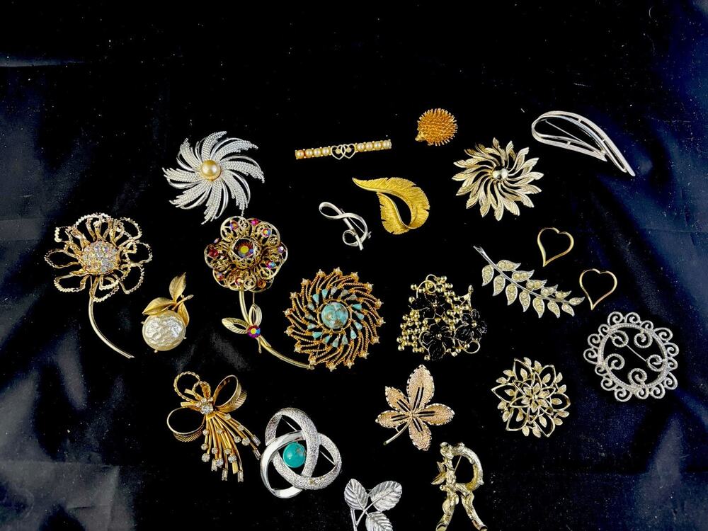 VTG To Modern 22 All Signed Sarah Coventry BROOCHES Asst designs Lot Wearable